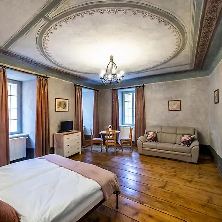 ゲストハウス ペンション タラールーフ ドゥーム