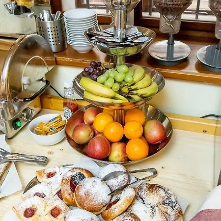 ゲストハウス ペンション タラールーフ ドゥーム